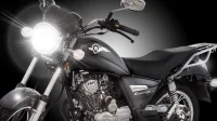 Chopper Road preta meio de lado com o farol aceso 0