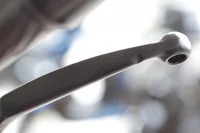 Imagem focada no detalhe do manete do freio da Chopper 22