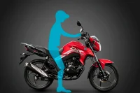 DK160 vermelha chapada com boneco azul demonstrando a posição de pilotagem 17