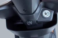 Imagem mostra o porta objetos e gancho frontal da Lindy 125 em fundo branco 7