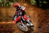 Piloto com a NK150 na terra 7