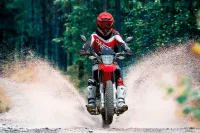 Piloto passando em um terreno alagado com a NK150 5