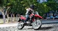 Piloto rodando na cidade com a NK150 13