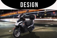 A imagem mostra a VR 150 na cor preta estacionada na calçada de uma avenida a noite e um letreiro escrito DESIGN em fundo preto. 0