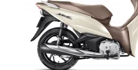 Detalhe escapamento e roda traseira da moto Honda Biz 125 13