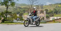 Mulher Pilotando A Moto Honda Biz 125 Prata Fosco 25