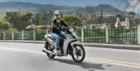 Mulher Pilotando A Moto Honda Biz 125 Prata Fosco Na Cidade 29