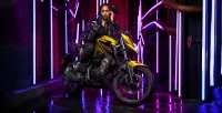 Honda CB 300F Twister na cor Dourado Metálico Com Mulher Fazendo Pose Com Mao No Rosto Em Fundo Iluminado 22