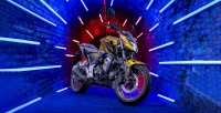 Lateral da Moto Honda CB 300F Twister na Dourado Metálico Em Fundo Iluminado E Futurista 24