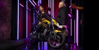 Honda CB 300F Twister Dourada Com Mulher E Homem Ao Lado Da Moto 28