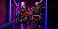 Honda CB 300F Twister Vermelha Com Mulher Em Cima Da Moto E Homem Segurando Capacete 27