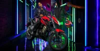Moto Honda CB 300F Twister Vermelha Com Mulher E Homem Em Fundo Iluminado Verde 29