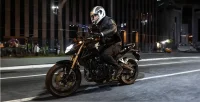 Homem Pilotando A Moto Honda CB 500F Em Cenário Urbano 19