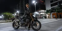 Piloto E Moto Honda CB 500F Estacionada Em Rua Da Cidade 22