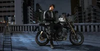 Piloto E Sua Moto Honda CB 500F Estacionada A Noite Em Rua Da Cidade 23