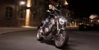Homem em Moto Honda CB 650R Pilotando na Rua a Noite 5