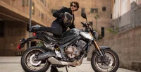 Homem Sentando em Moto Honda CB 650R 3