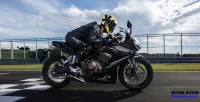 Piloto e Lateral da Moto Honda CBR 650R 1