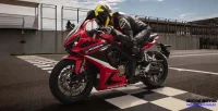 Piloto na Moto Honda CBR 650R Vermelho Victory Red em Cima da Linha de Chegada 6