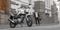 Moto Honda CG 160 Cargo Branco Estacionada Em Cenário Urbano 19
