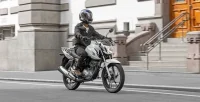 Piloto Com Moto Honda CG 160 Cargo Em Movimento 18