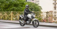 Piloto E Sua Moto Honda CG 160 Cargo No Viaduto Do Chá Na Cidade De São Paulo 16