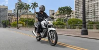 Piloto Na Estrada De Asfalto Com Moto Honda CG 160 Cargo 14