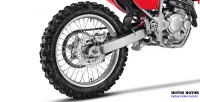Detalhe da Roda e Pneu Traseiro da Moto Honda CRF 250F 14