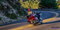 Vista das Costas de Casal Andando com Moto Honda GL 1800 Gold Wing Tour 9