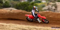 Piloto com o Pé no Chão de Terra em Cima da Honda CRF 250R 6