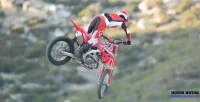 Piloto de Costas Saltando com Moto Honda CRF 250R 0