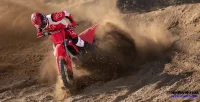 Piloto Derrapando Moto Honda CRF 250R na Lama 3