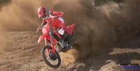 Piloto Derrapando Moto Honda CRF 250R na Terra 4