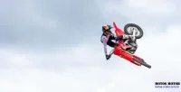 Piloto Saltando com a Honda CRF 250R 7