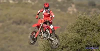 Piloto Saltando com Moto Honda CRF 250R 1