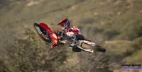 Piloto Saltando de Lado com Moto Honda CRF 250R 2