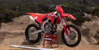 Moto Honda CRF 450R em Cima de Cavalete 0