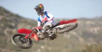 Piloto da Honda Fazendo Manobra com Moto CRF 450R 6