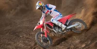 Piloto Derrapando Moto Honda CRF 450R na Terra 9