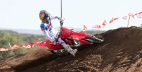 Piloto Fazendo Curva com Moto Honda CRF 450R 2