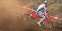 Piloto na Curva Derrapando com Moto Honda CRF 450R 3