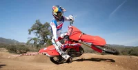 Piloto na Terra com Moto Honda CRF 450R 4