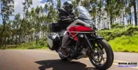Piloto com Capacete Preto em Moto Honda NC 750X 27