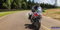 Piloto em cruva na estrada com Moto Honda NC 750X 39