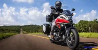 Piloto em Moto Honda NC 750X na Estrada de Asfalto com Árvores na Lateral 35