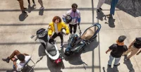 Visão De Cima Da Moto Honda PCX Azul Em Meio A Grupo De Pessoas Jovens 18