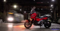 Moto Honda X-ADV Estacionada na Cidade 0