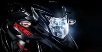 Detalhe do Farol Dianteiro da Moto Honda XRE 190 Cinza 2