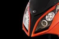 Imagem do farol da Downtown 300i ABS em um fundo preto 6