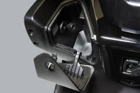 Imagem que mostra como é o porta luvas com entrada 12V da Downtown 300i ABS em fundo cinza 5